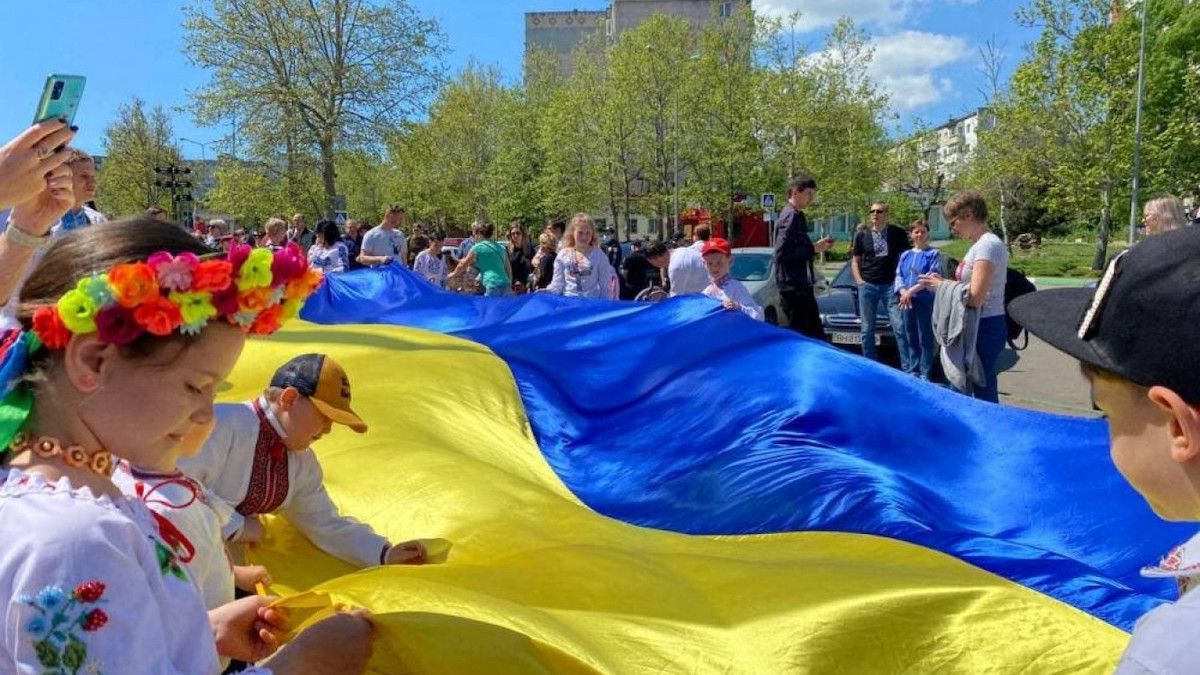 На Одещині розгорнули 100-метровий прапор України до Дня вишиванки