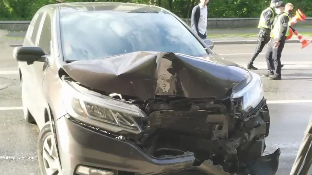 У Києві 23 травня 2021 водійка іномарки влетіла у стовп: відео У Києві 23 травня 2021 водійка іномарки влетіла у стовп: відео