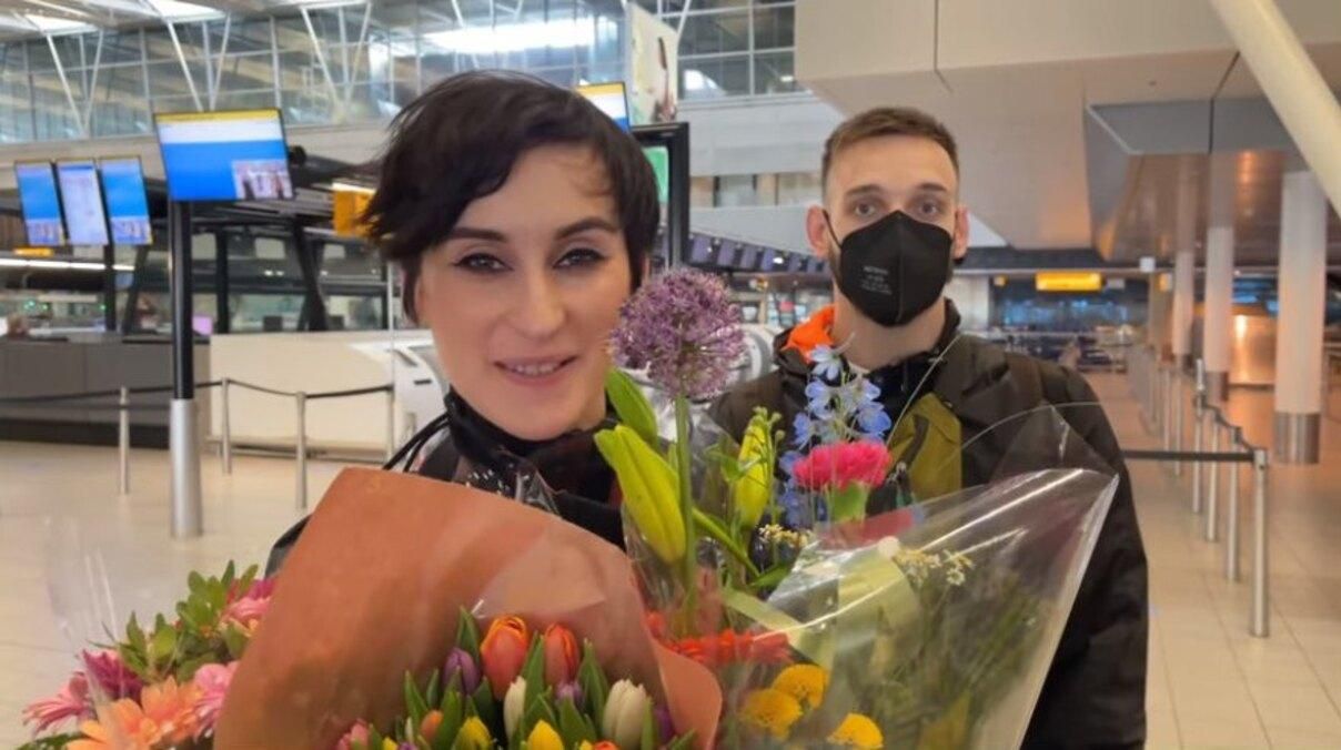 З квітами та подарунками: гурт Go_A прилетів до України