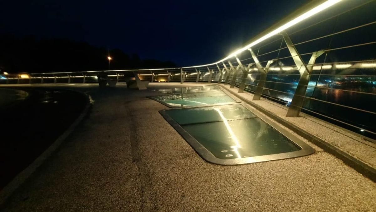 На мосту Кличко в Киеве снова меняли стекло фото - Киев На мосту Кличко в Киеве снова меняли стекло фото - Киев