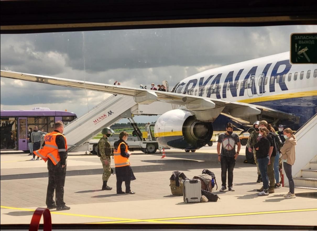 Літак, з якого у Мінську зняли засновника NEXTA, готується до вильоту Літак, з якого у Мінську зняли засновника NEXTA, готується до вильоту