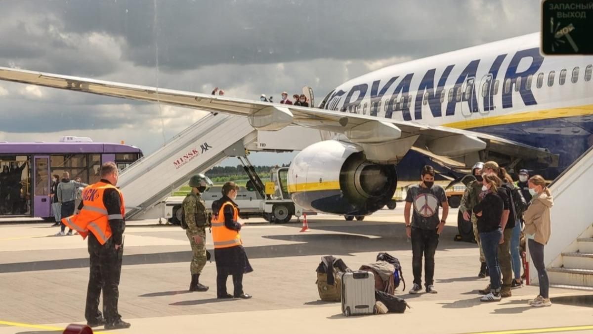 Літак Ryanair вже у Вільнюсі: опозиція каже, 6 людей не вилетіли