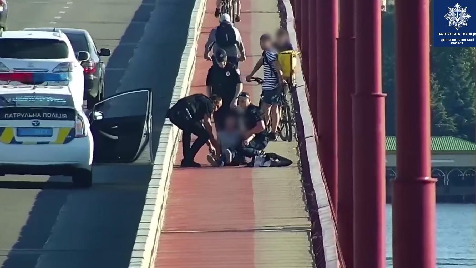 У Дніпрі з Центрального мосту хотіла стрибнути жінка: патрульні її врятували – відео 
