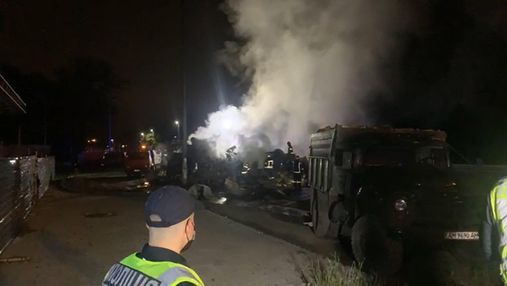 Вантажівка наїхала на легковик і обидва авто загорілися: відео смертельної ДТП на виїзді з Києва