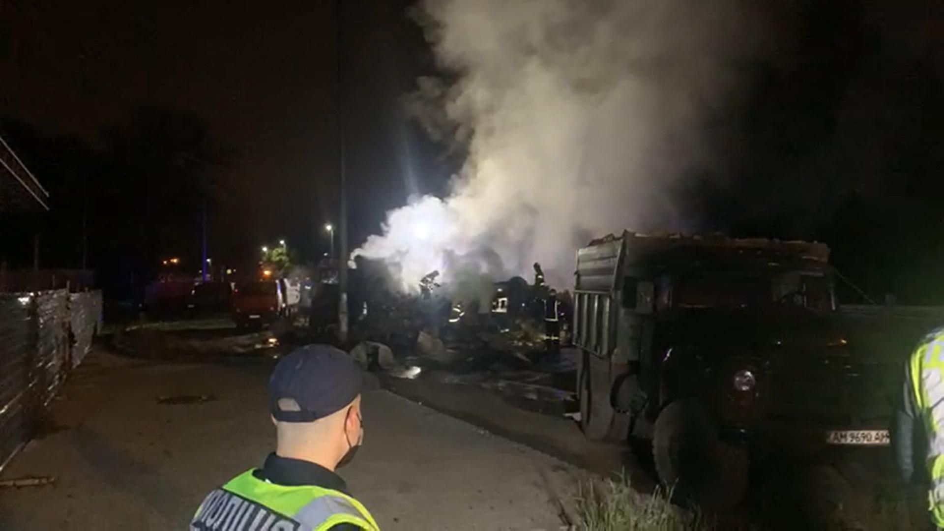 На виїзді з Києва вантажівка зіткнулася з легковиком: обидва авто загорілися – є жертви 