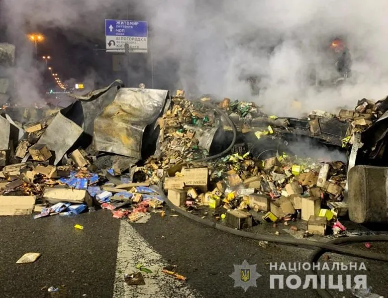 Вантажівка наїхала на легковик і обидва авто загорілися