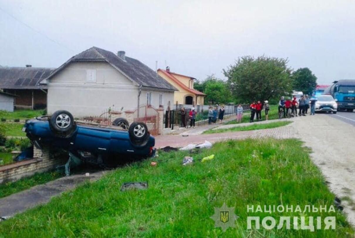 Обидва авто від удару відкинуло в кювет