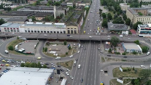 У Києві на Шулявському мосту з’явився фонтанчик: вода б'є ключем з-під асфальту
