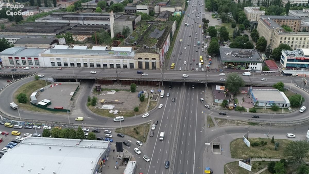У Києві на Шулявському мосту з’явився фонтанчик: відео
