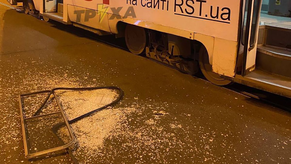 В Харькове мужики устроили погром в трамвае и бросались на водителя