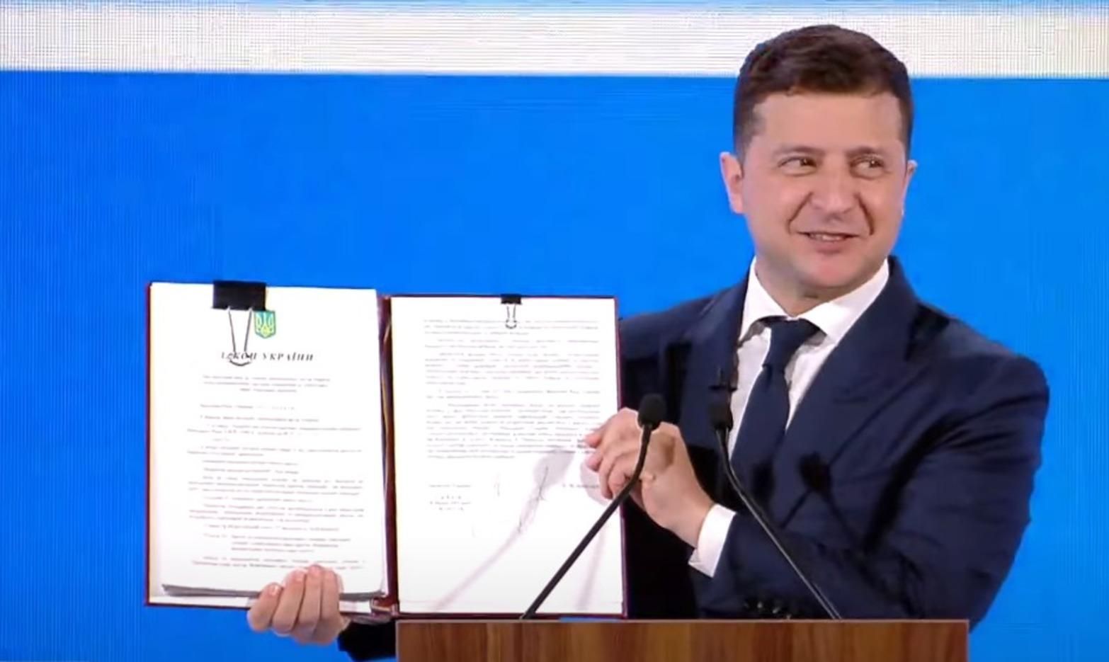 Зеленский подписал ключевой закон земельной реформы