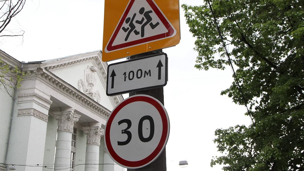 У Києві будуть обмежувати швидкість руху транспорту до 30 км на годину У Києві будуть обмежувати швидкість руху транспорту до 30 км на годину
