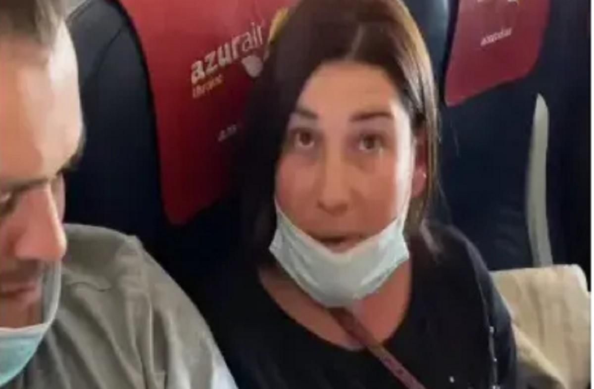 Драка туристов в самолете: мама младенца рассказала свою версию