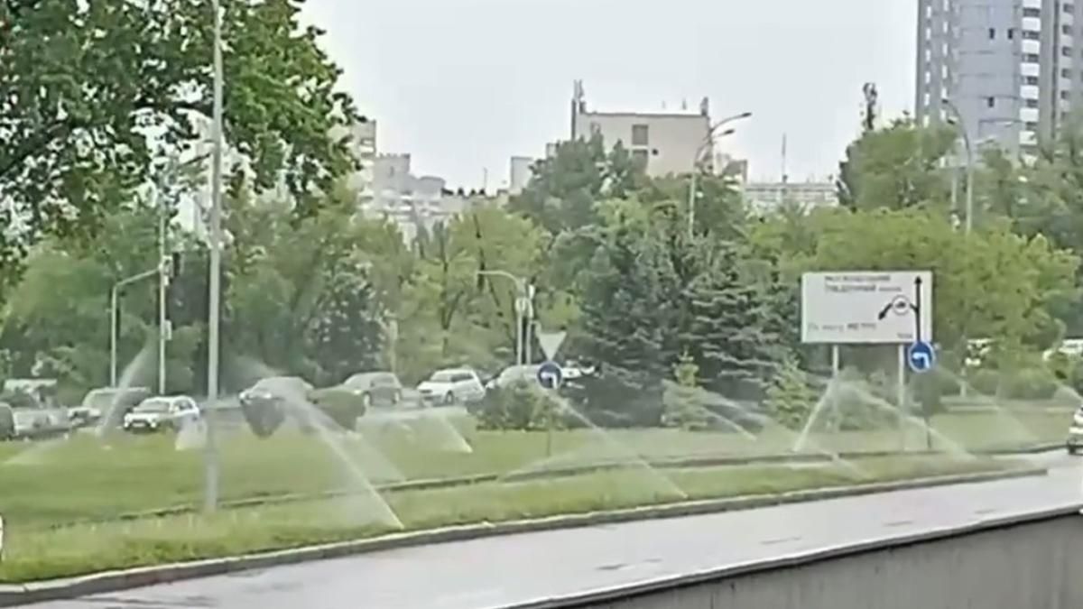 У Києві на Лівобережці поливають газони у дощ: відео