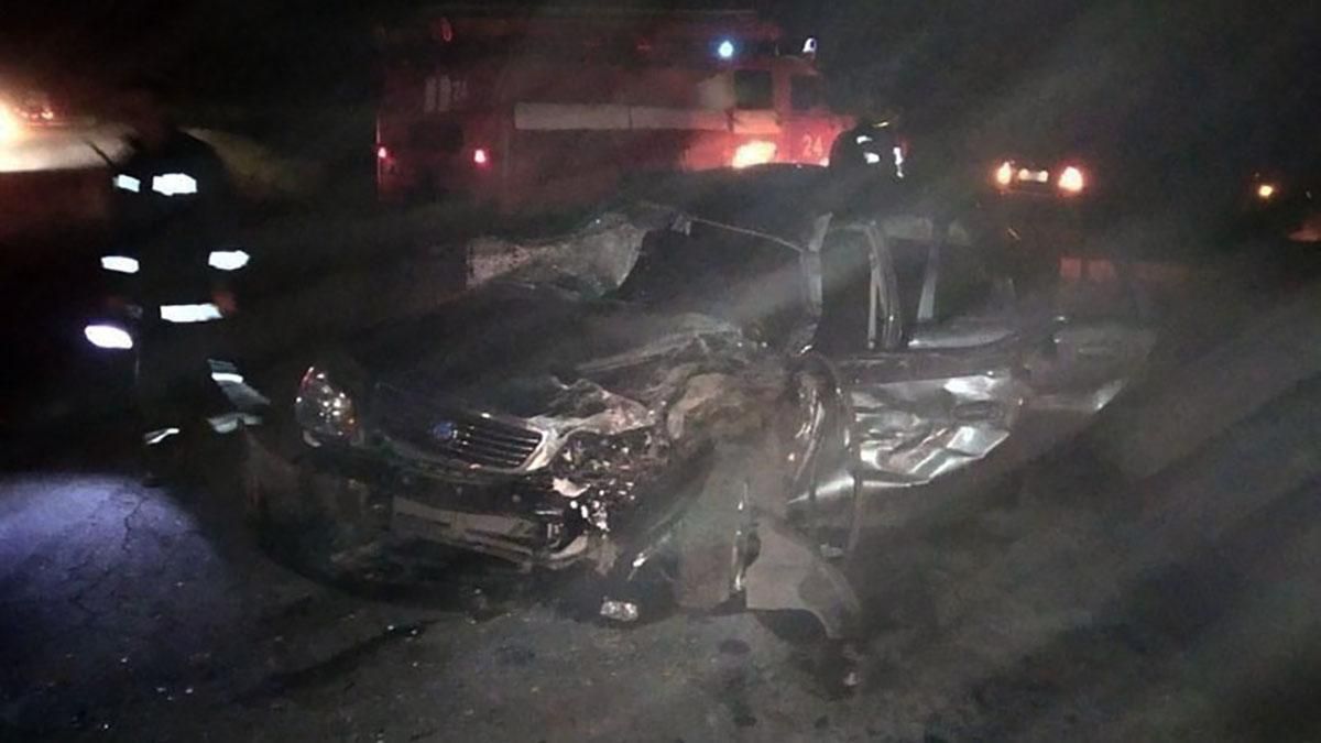 Лобове зіткнення під Дніпром: авто вщент, 4 людей госпіталізували Лобове зіткнення під Дніпром: авто вщент, 4 людей госпіталізували