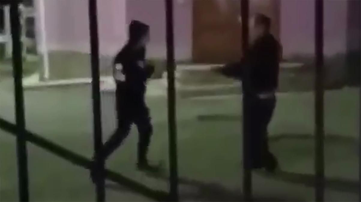 В Одесской области подросток избил бездомного: видео 18+ В Одесской области подросток избил бездомного: видео 18+