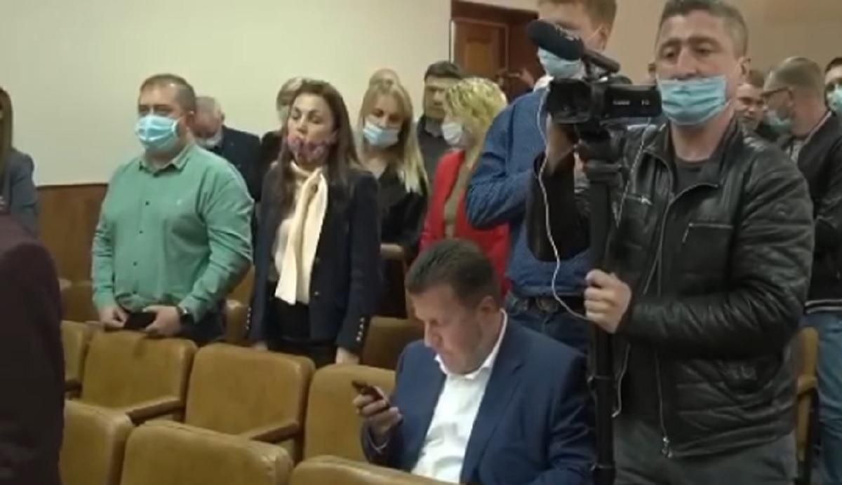 Яценко в Уманском горсовете не встал во время исполнения гимна Яценко в Уманском горсовете не встал во время исполнения гимна