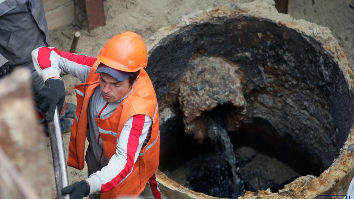 У Києві через аварії немає води на 10 вулицях У Києві через аварії немає води на 10 вулицях