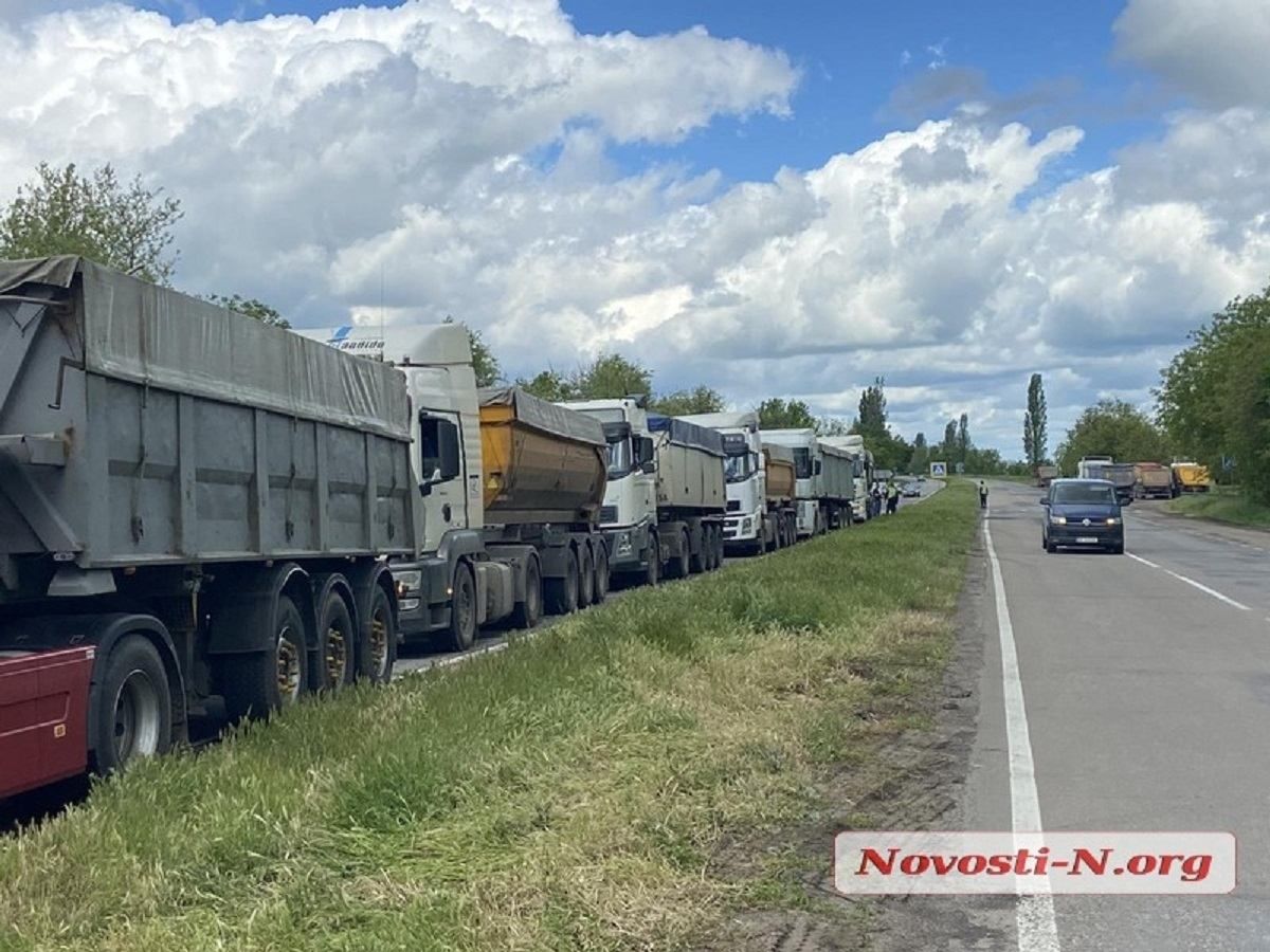 На Николаевщине фуры перекрыли государственную трассу в знак протеста