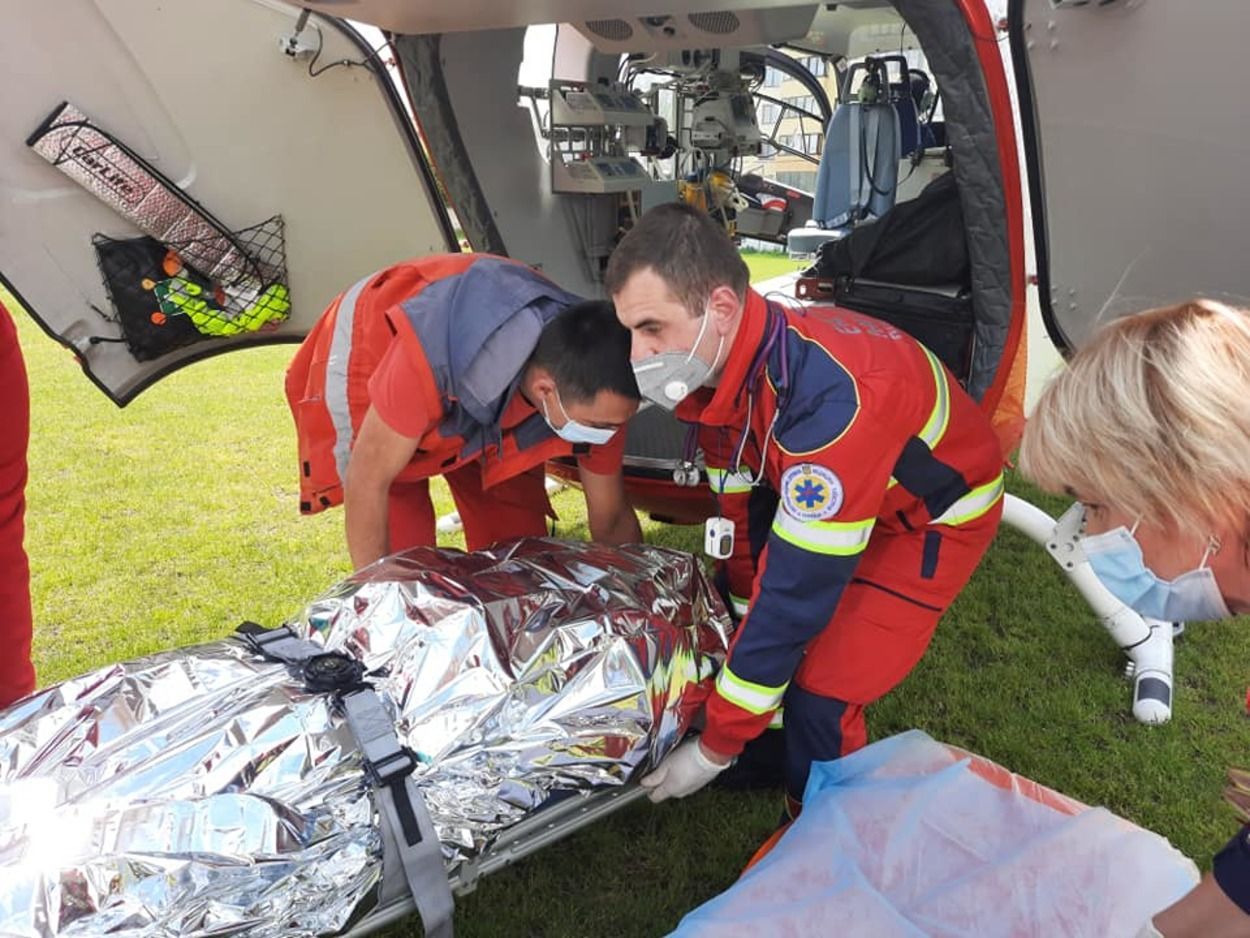 Вылила на себя горячую пищу: женщину с ожогами 50% тела доставили в больницу на вертолете - видео Вылила на себя горячую пищу: женщину с ожогами 50% тела доставили в больницу на вертолете - видео