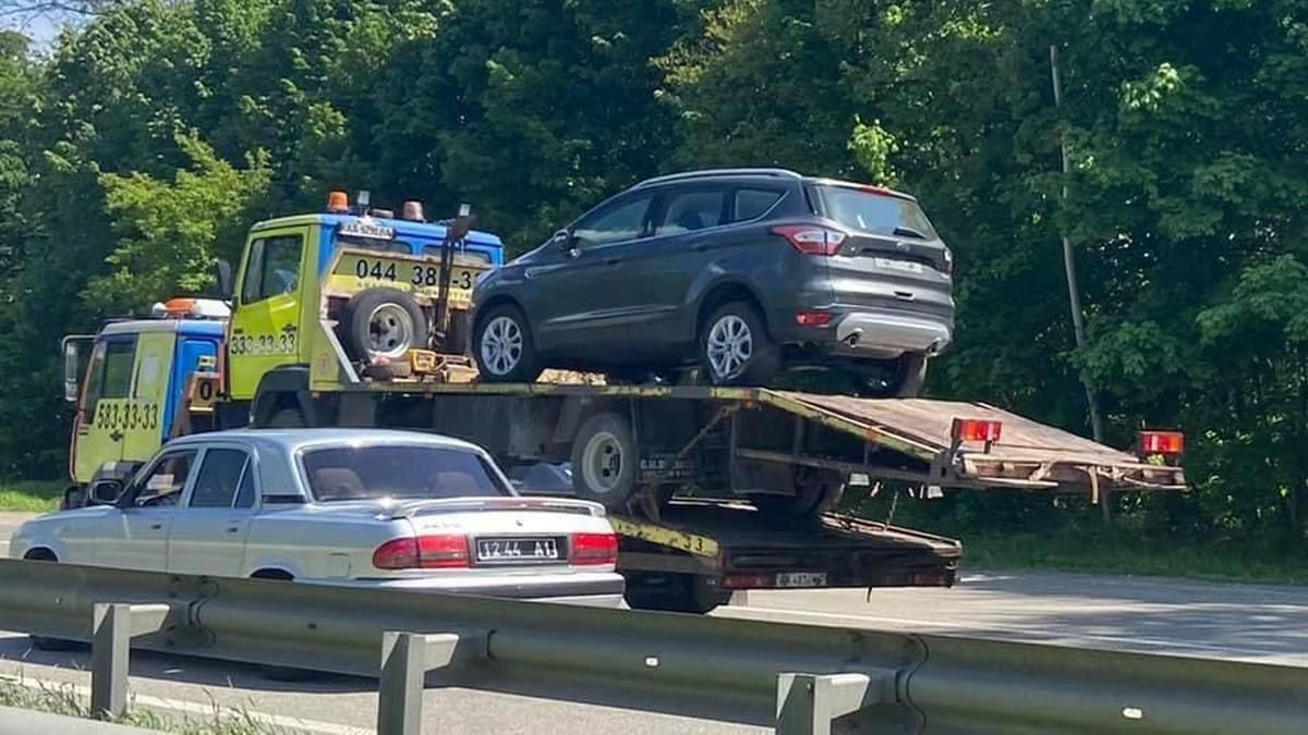 В Киеве заметили эвакуатор, который вез эвакуатор с автомобилем В Киеве заметили эвакуатор, который вез эвакуатор с автомобилем