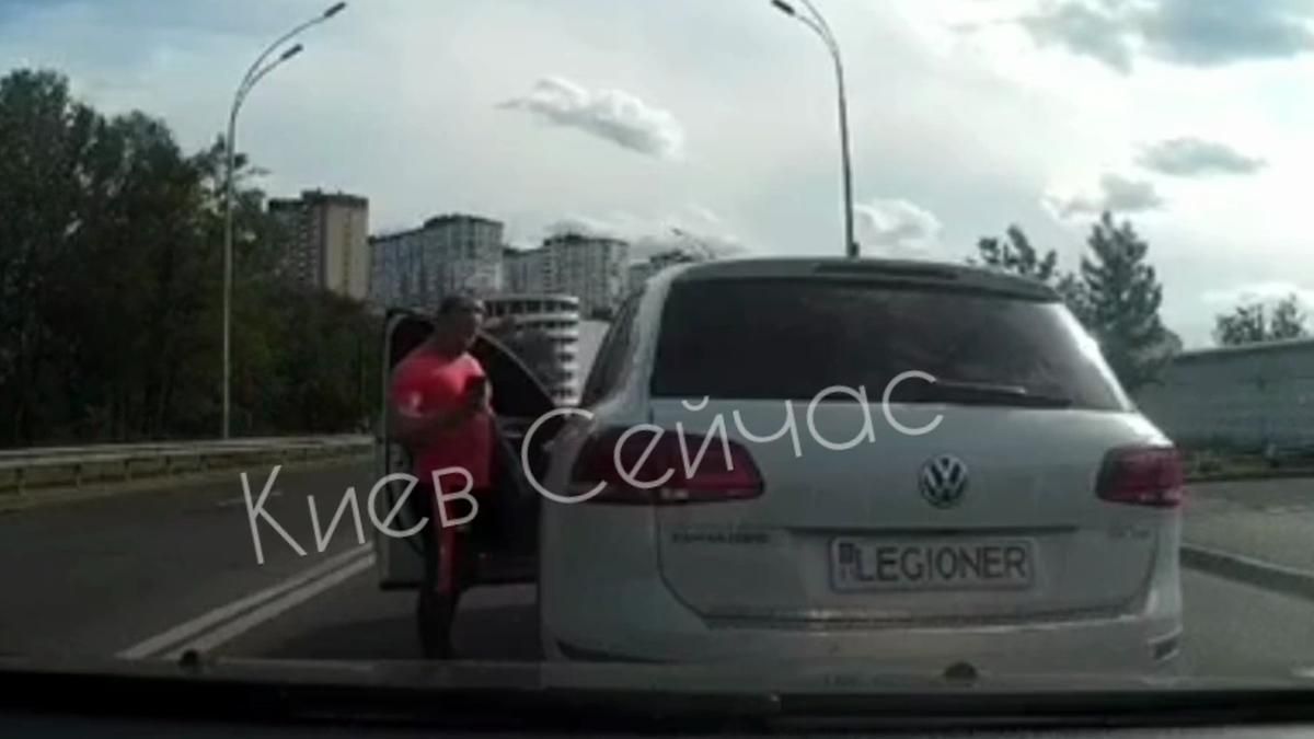 В Киеве водитель внедорожника с битой избил другого В Киеве водитель внедорожника с битой избил другого