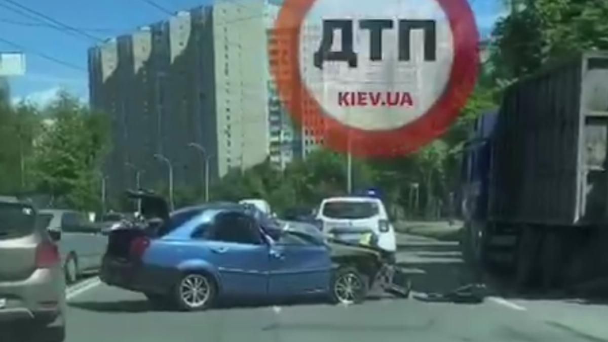 На Виноградарі у Києві легковик влетів у вантажівку На Виноградарі у Києві легковик влетів у вантажівку