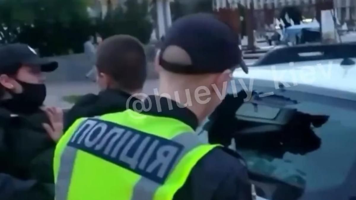 На Майдане задержан разбил головой стекло машины патрульных