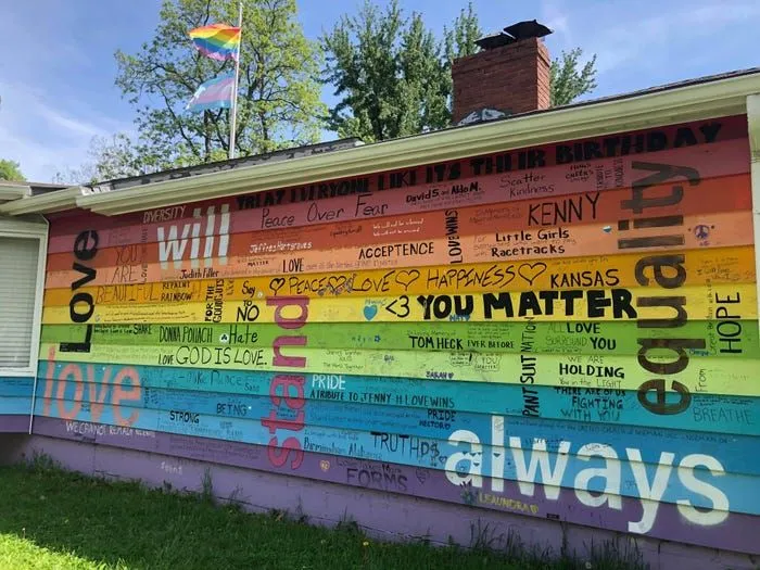 Напроти гомофобної церкви: чоловік розфарбував свій будинок в кольори прапора ЛГБТ