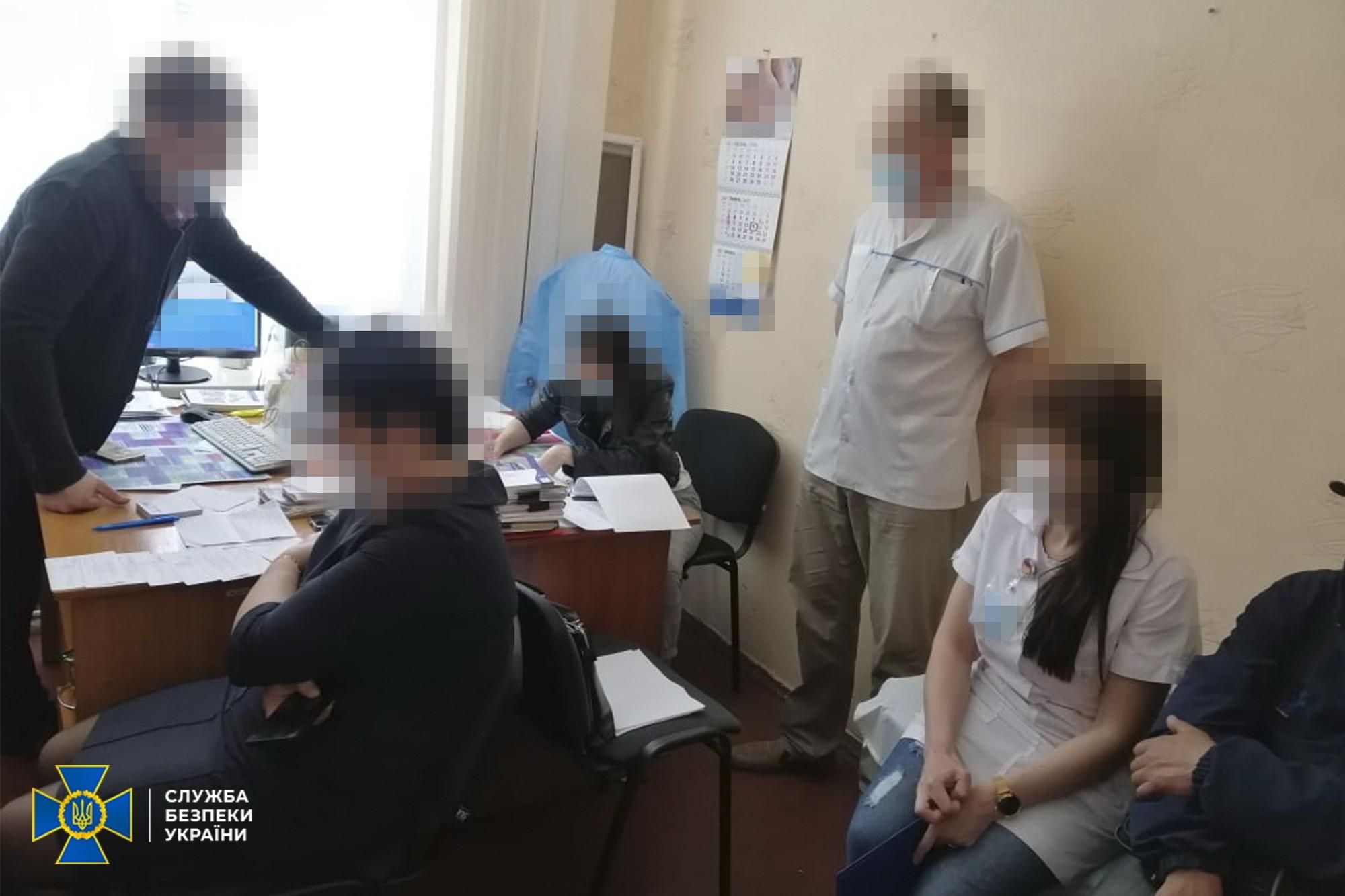 На Дніпропетровщині медики підробляли негативні тести на COVID-19