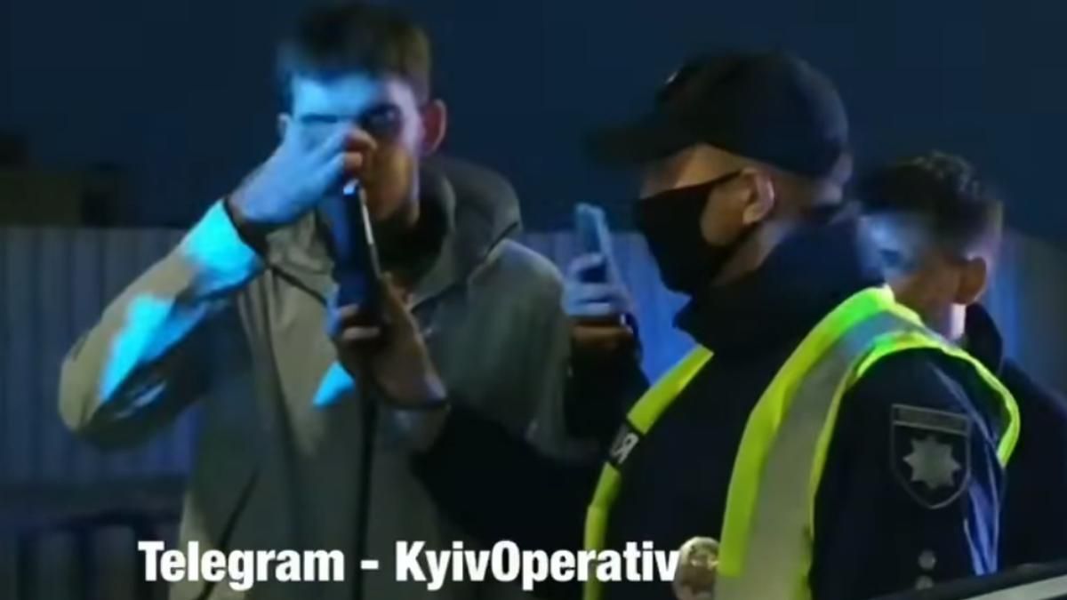 В Киеве пьяные мужчины уходили от копов на авто со пробитым колесом