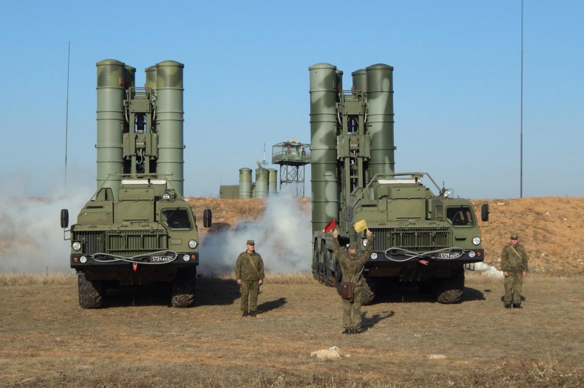 Россияне в Крыму тренировались отражать нападение с ЗРК Триумф Россияне в Крыму тренировались отражать нападение с ЗРК Триумф