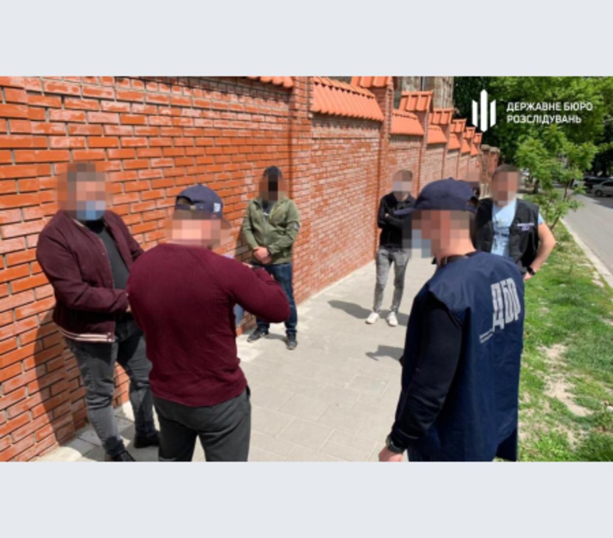 Взяли 2000 долларов взятки у подозреваемого: ГБР задержало во Львове 2 полицейских-криминалистов 