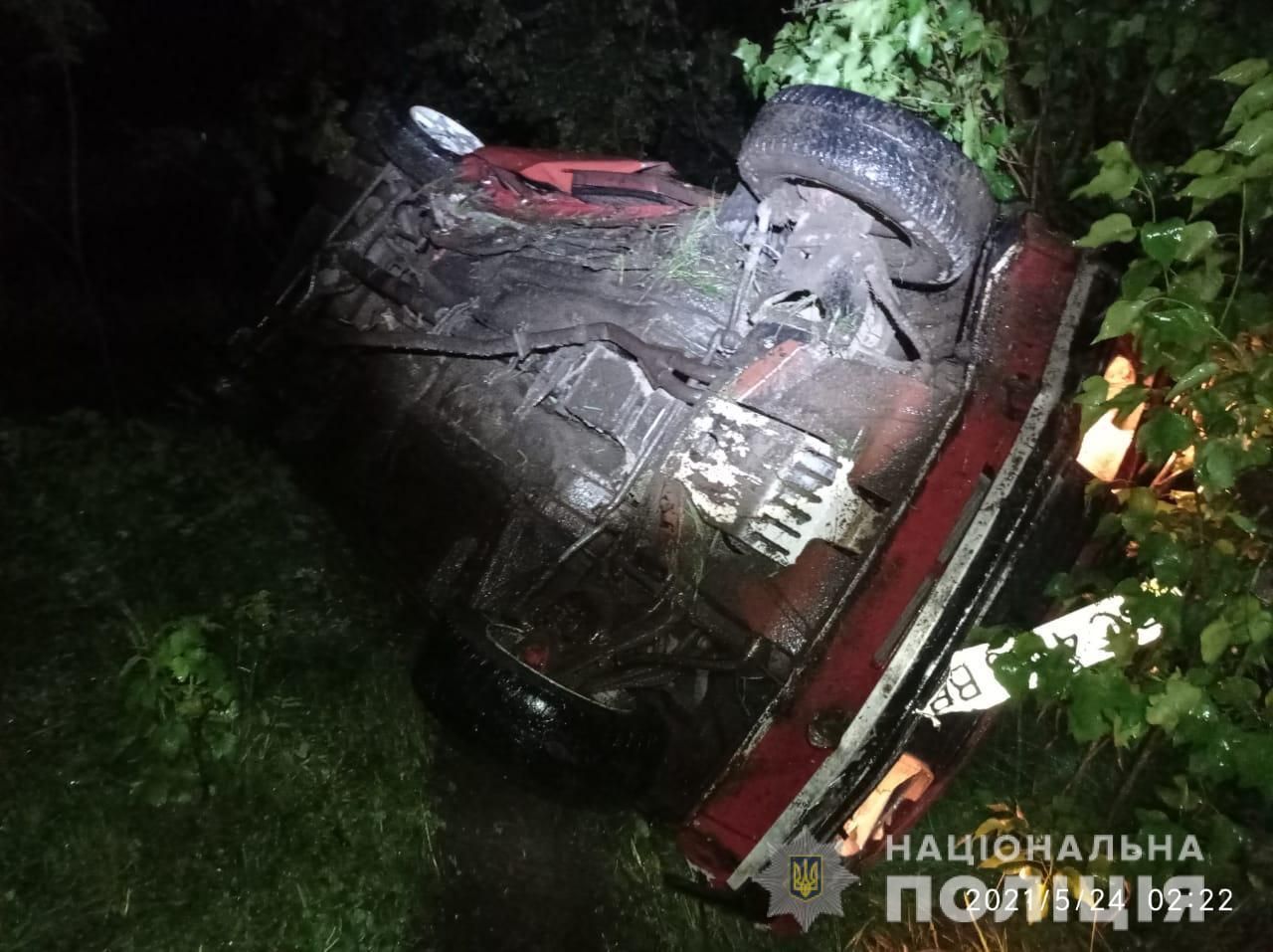 На Львівщині авто п'яного водія вилетіло в кювет і перекинулось: постраждали 17-річні дівчата