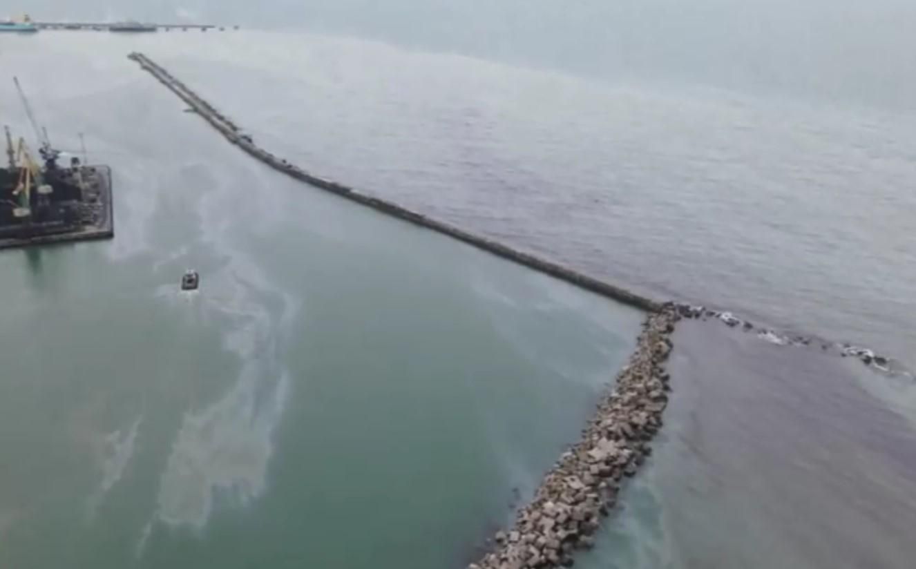 У російському Туапсе розлили нафту в Чорне море: відео