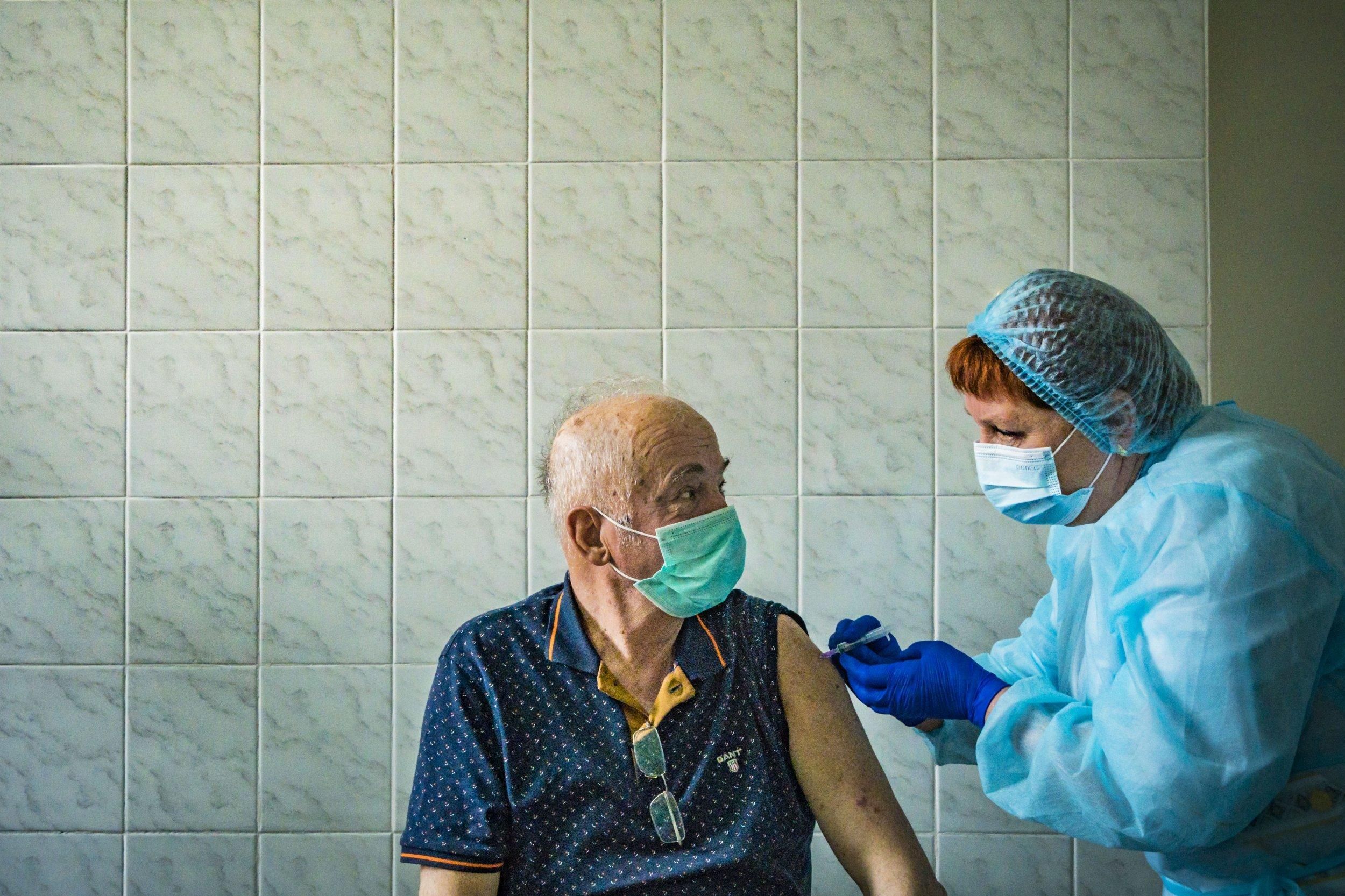 Вакцинація проти коронавірусу на Львівщині: чи вистачить препарату для другої дози
