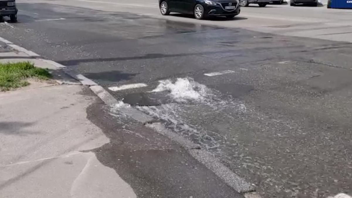 У Києві біля залізничного вокзалу відбувся порив труби на дорозі У Києві біля залізничного вокзалу відбувся порив труби на дорозі