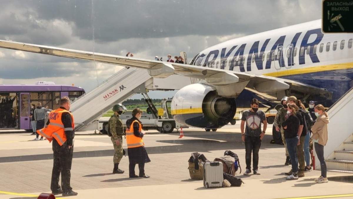 У Лукашенка опублікували розмову диспетчера з пілотом літака Ryanair У Лукашенка опублікували розмову диспетчера з пілотом літака Ryanair