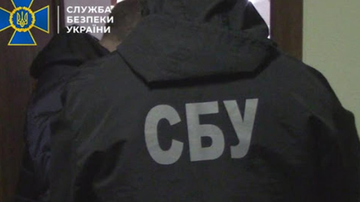 Гранатомет й АК-74: у центрі Києва СБУ виявила схрон зброї