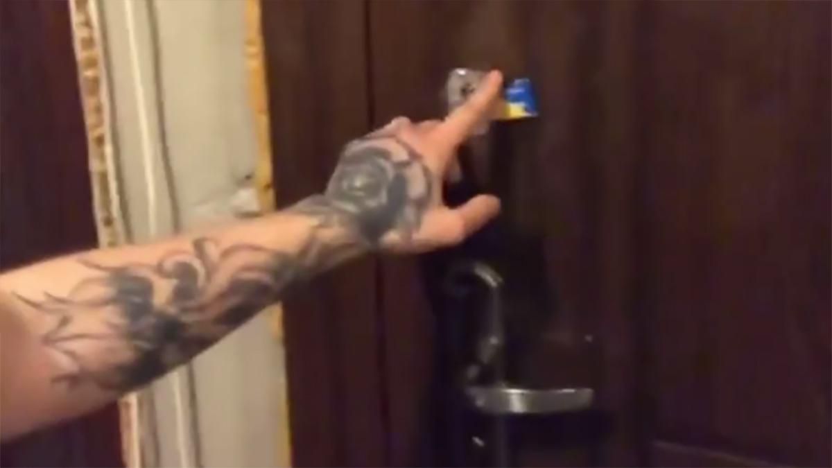 Семью харьковчан принудительно выселили из квартиры неизвестные: видео Семью харьковчан принудительно выселили из квартиры неизвестные: видео