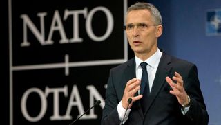 На українському кордоні залишаються десятки тисяч військ Росії, – Столтенберг