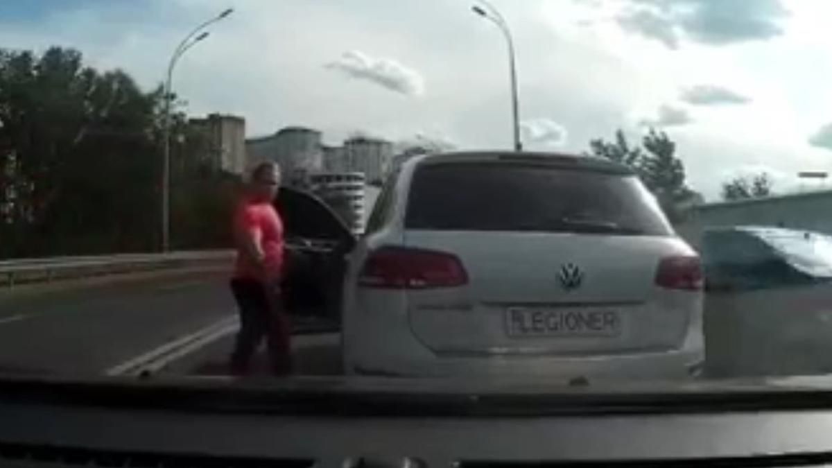 Поліція Києва розшукує чоловіка, який побив битою водія: назвали прізвище Поліція Києва розшукує чоловіка, який побив битою водія: назвали прізвище