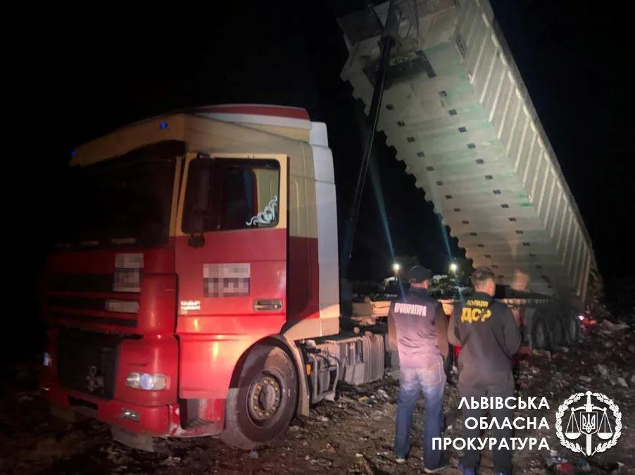 Розкрали понад 2 мільйони гривень на вивезенні сміття: у Львові затримали учасників схеми – фото Розкрали понад 2 мільйони гривень на вивезенні сміття: у Львові затримали учасників схеми – фото