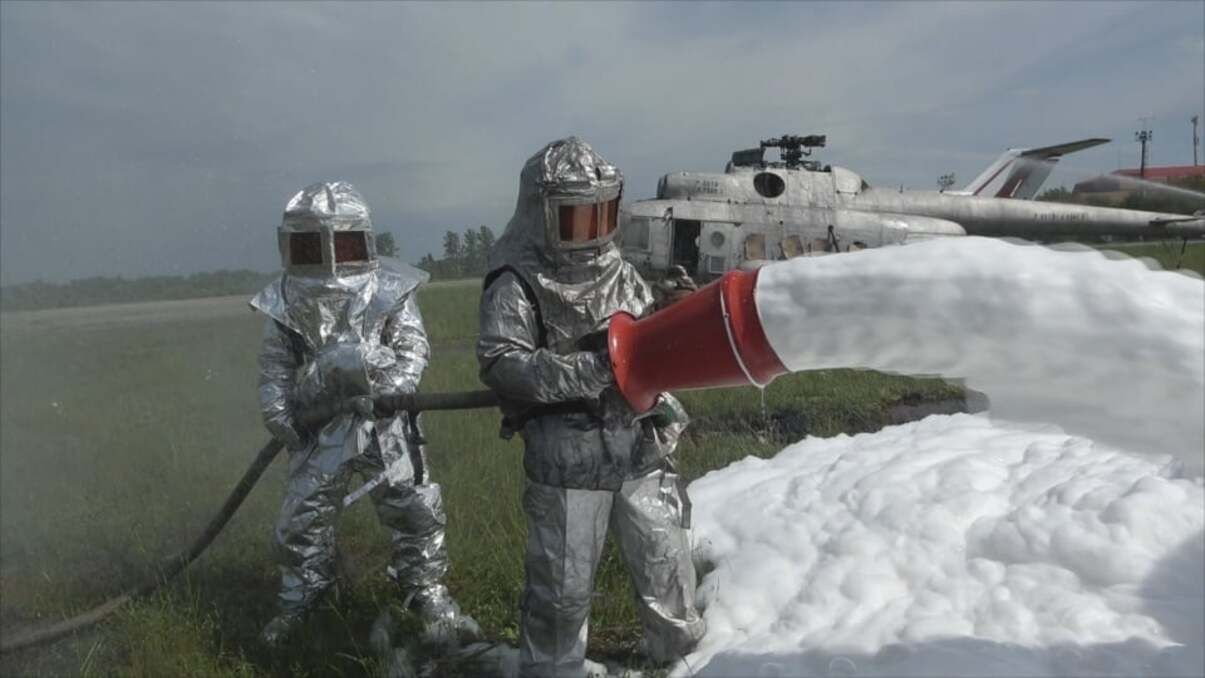 Спасатели провели учения с охваченным огнем вертолетом: фото Спасатели провели учения с охваченным огнем вертолетом: фото