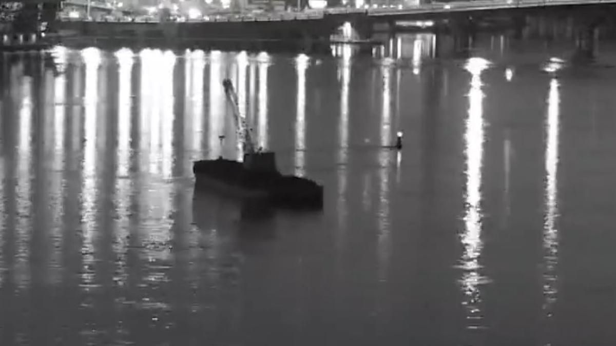 В Киеве от причала на Днепре оторвалась баржа: видео В Киеве от причала на Днепре оторвалась баржа: видео