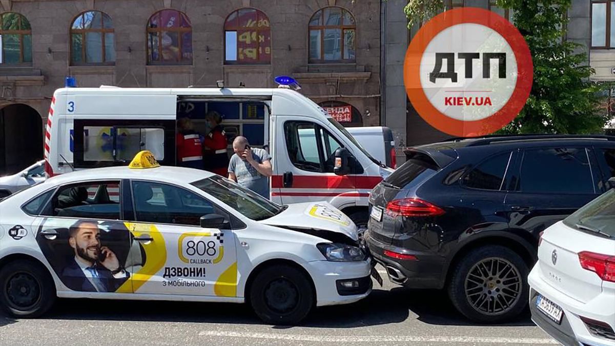 В ДТП на Крещатике ударилась пенсонерка после вакцинации от COVID-19 В ДТП на Крещатике ударилась пенсонерка после вакцинации от COVID-19