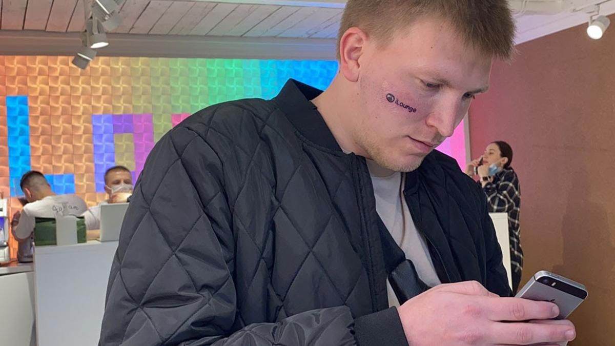 Киевлянин набил на щеке логотип магазина Apple и получил iPhone 12