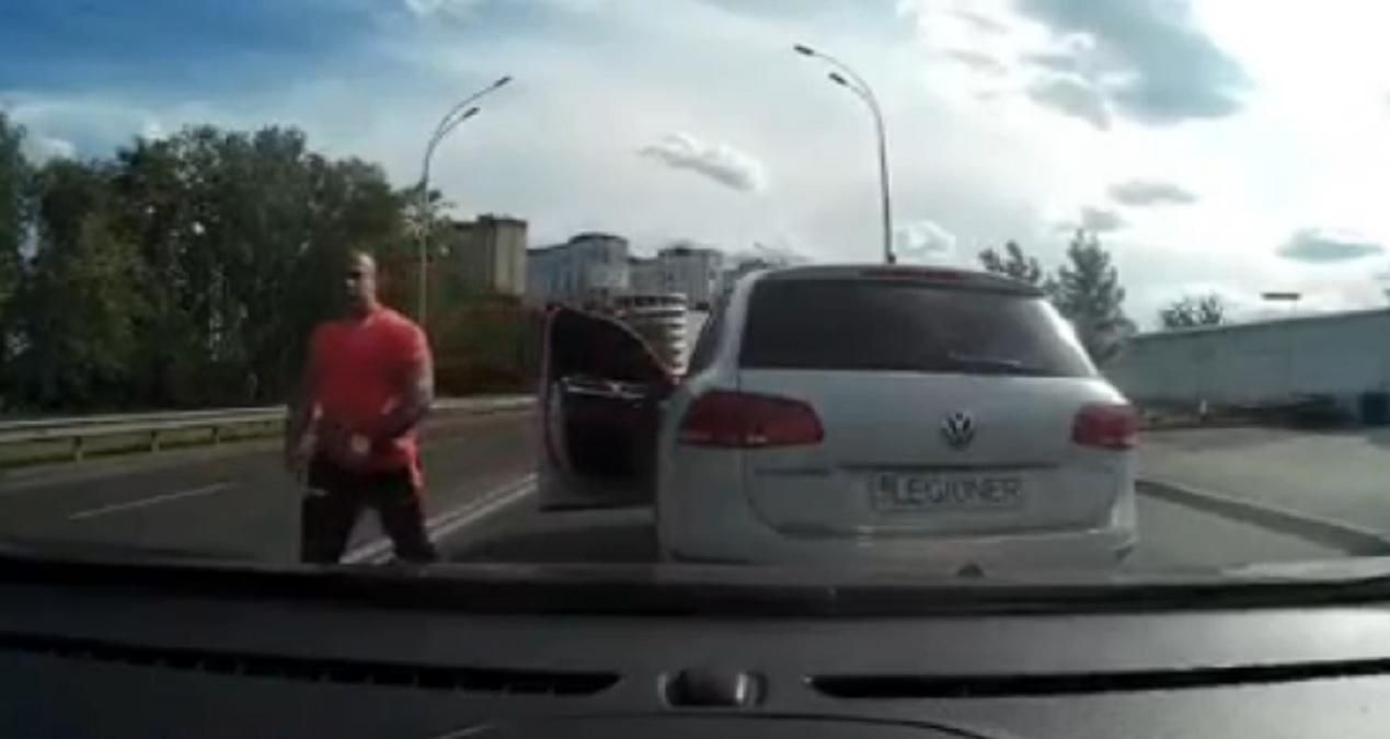 Поліція знайшла чоловіка, який побив битою водія в Києві Поліція знайшла чоловіка, який побив битою водія в Києві