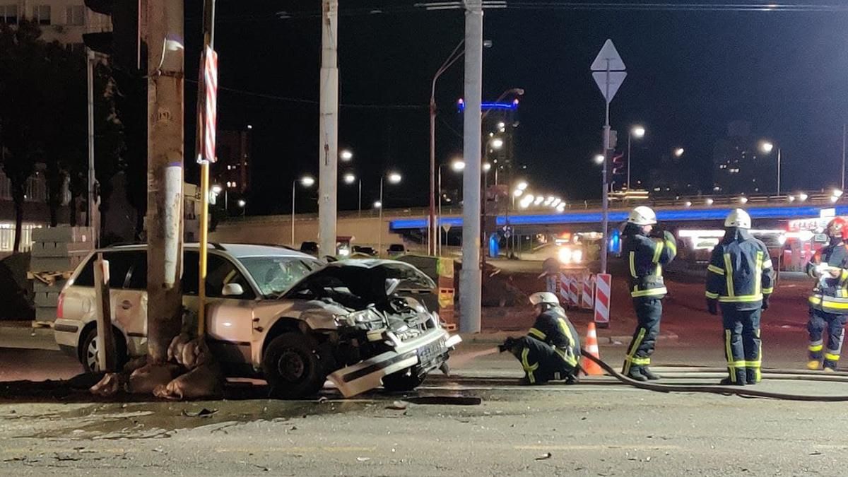 Ночная ДТП в Киеве: повреждены 4 авто, водитель Skoda госпитализирован