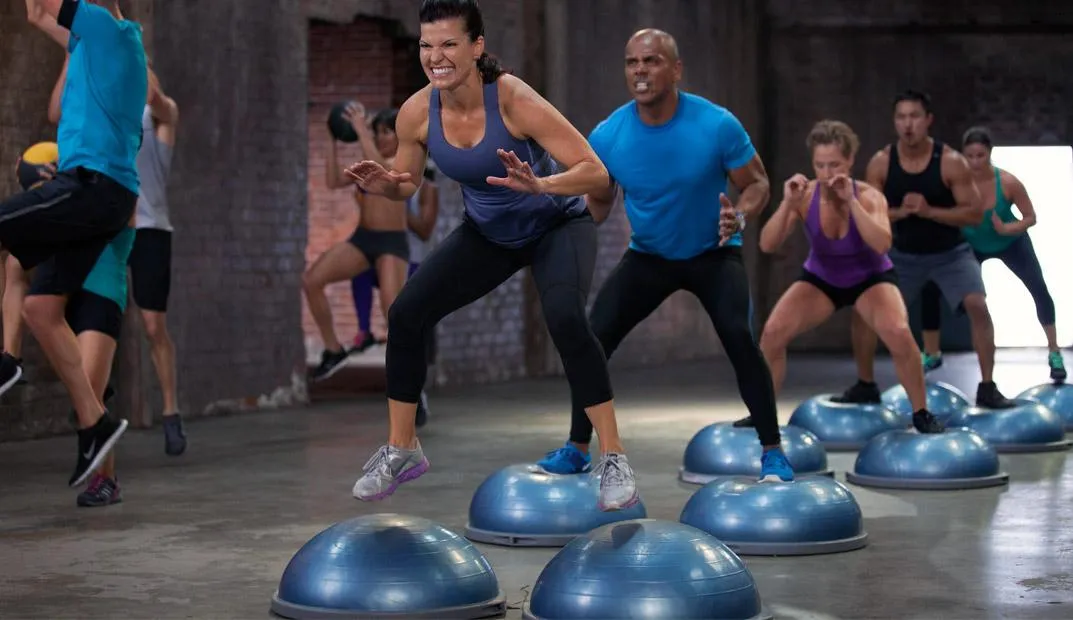 Тренировка Bosu – это эффективная форма физической активности, которая основана на использовании Bosu Ball - тренажера с полусферической платформой на одной стороне и плоской на другой. Босу-тренировки пришли из США и стали популярными благодаря своей эффективности и разнообразию упражнений.